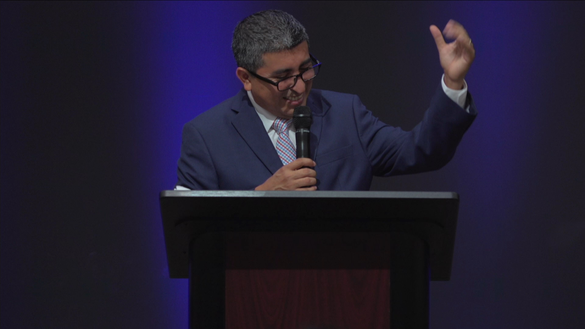 Pastor Jacob Mirón predicando